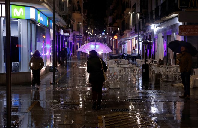 Potrebovali bomo dežnik. FOTO: Jon Nazca Reuters