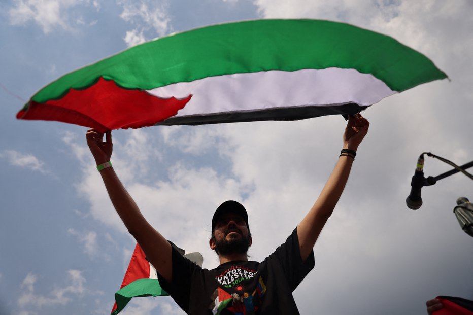 Fotografija: Redna provokacija za športnike Davidovih sinov je, denimo, palestinska zastava.  FOTO: Luisa Gonzalez, Reuters