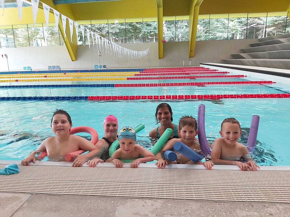 Fotografija: ŠD Plavalček s svojo skupino v novomeškem bazenu FOTO: ŠD Plavalček