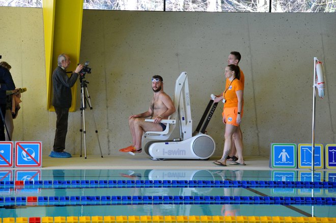 Dvigalo naredi bazen še dostopnejši za osebe z invalidnostjo. Foto: Drago Perko