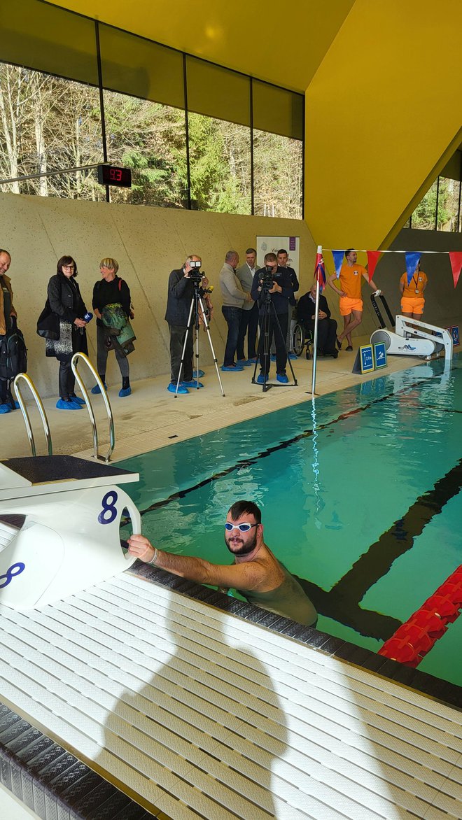 Aleš Sečnik je preizkusil bazen, ko so ga spustili v vodo. Foto: Drago Perko