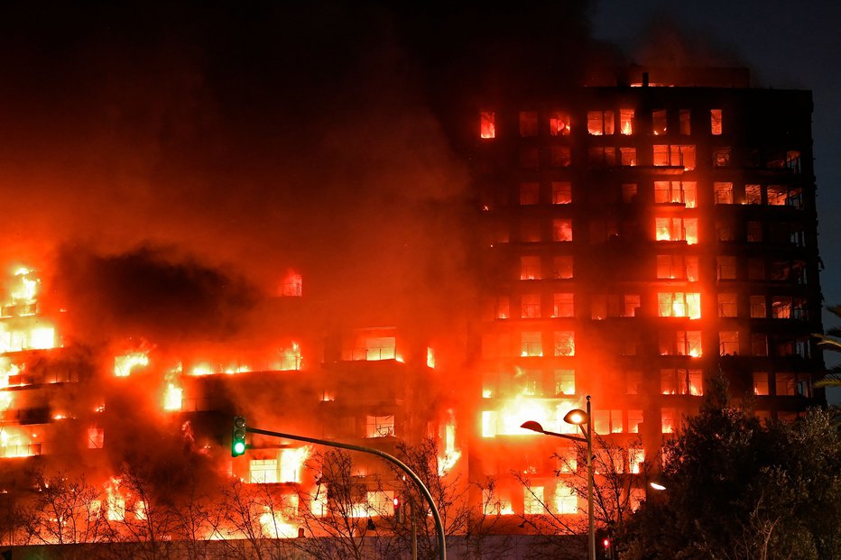 Fotografija: Plameni so popolnoma objeli stavbo v Valencii. FOTO: Jose Jordan Afp
