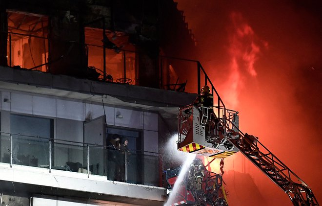 Plameni so popolnoma objeli stavbo v Valencii. FOTO: Jose Jordan Afp