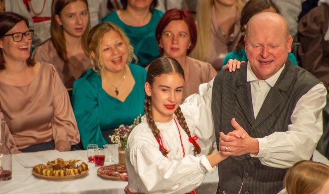Predsednik KD Anton Tanc Matjaž Guček z eno od mladih plesalk