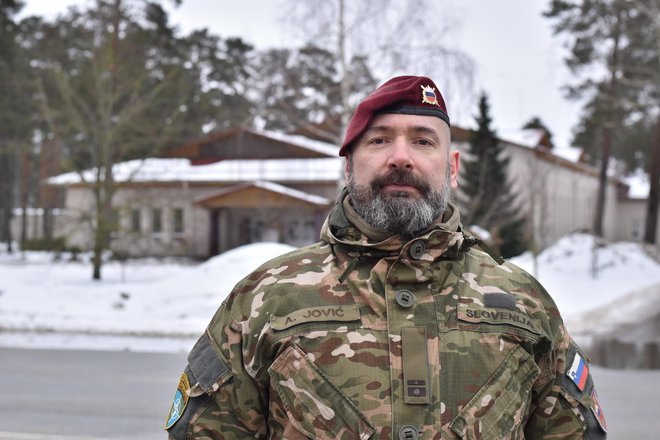 Aleksander Jović, poveljnik 14. slovenskega kontingenta, pove, da so v redkih srečanjih z Latvijci največkrat deležni izrazov podpore in dobrodošlice. FOTO: Gašper Završnik