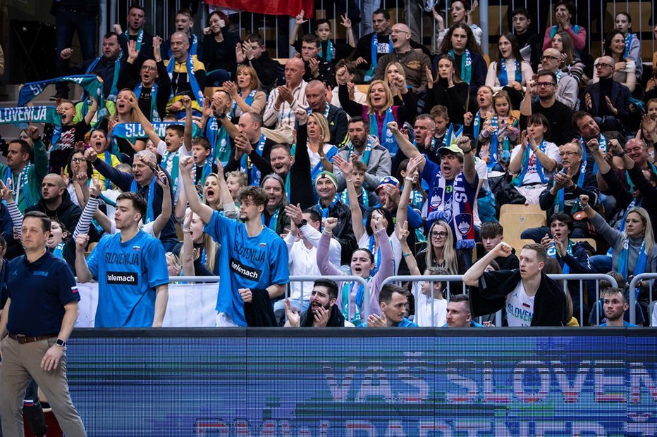Fotografija: Aleksander Sekulić (levo) in njegovi košarkarji računajo na pomoč navijačev, seveda v športnem duhu. FOTO: FIBA