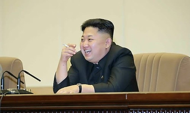 Fotografija: Voditelj Severne Koreje Kim Džong Un je znan po tem, da serijsko kadi tudi v javnosti. FOTO: Rodong Sinmun