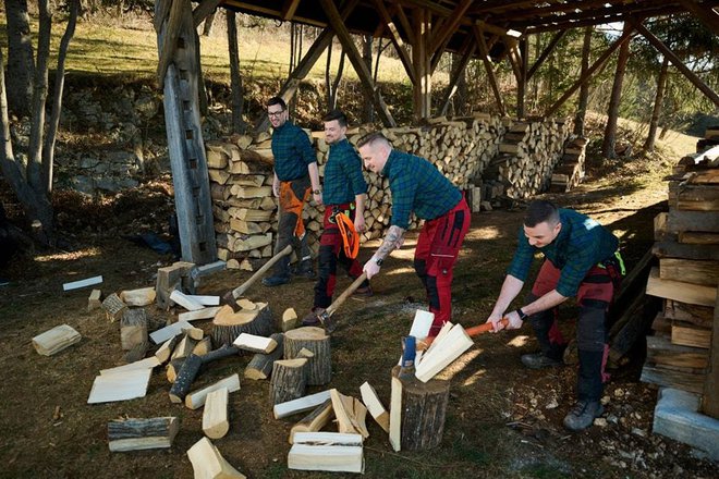 Vikendaši so morali sami poprijeti za sekire in dokazati, da znajo sekati drva. FOTO: osebni arhiv