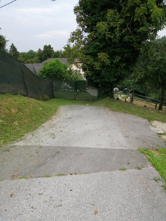 Župan pravi, da se lahko Vrhovec vse do domačije pripelje po asfaltu in naj raje umakne ogrado. FOTO: Stanislav Ravnikar