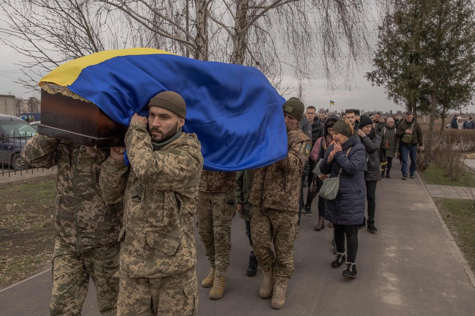 Fotografija: V vojni je umrlo 31.000 ukrajinskih vojakov, je povedal  ukrajinski predsednik. FOTO: Roman Pilipey Afp