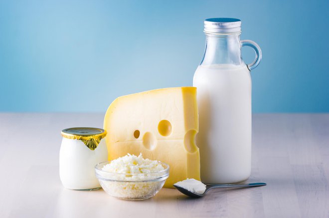 Kalcij iz mleka slabo vpliva na absorpcijo železa. FOTO: Nehopelon/Gettyimages 