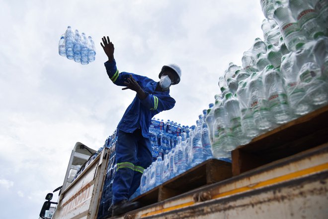 Ustekleničena voda v začasnem centru za zdravljenje kolere januarja 2024 v Zambiji. REUTERS/Namukolo Siyumbwa