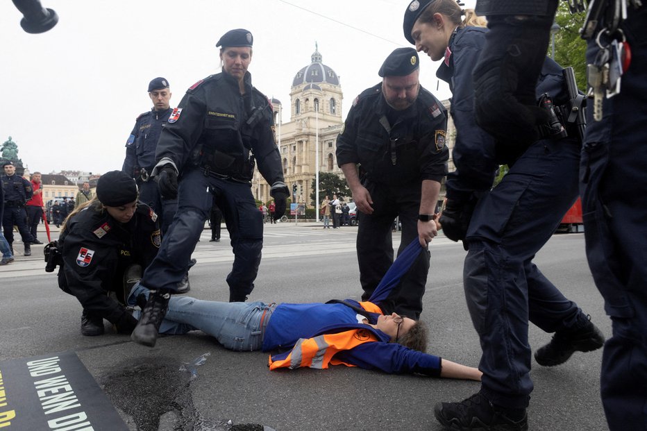 Fotografija: Na križišču je policija aretirala 22, na obvoznici pa 16 aktivistov. FOTO: Nina Riggio Reuters