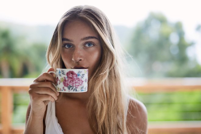 Namesto sladkih napitkov si privoščite nesladkan čaj. FOTO: Getty images