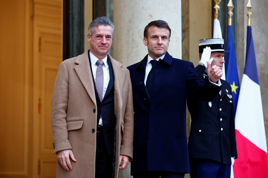 Fotografija: Francoski predsednik Emmanuel Macron je toplo sprejel slovenskega premierja Roberta Goloba. FOTO: Gonzalo Fuentes, Reuters