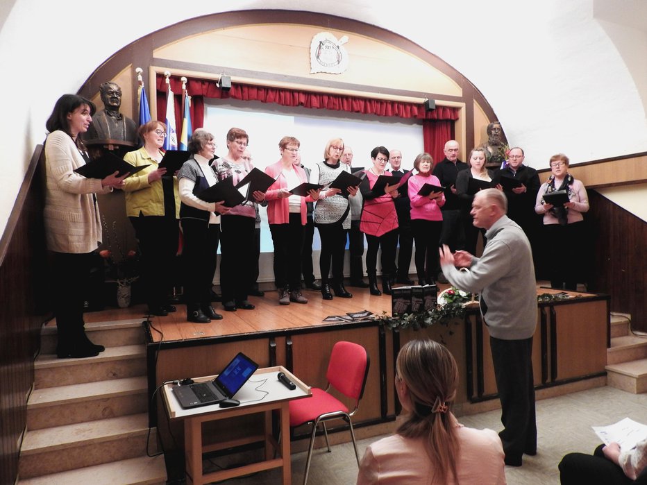 Fotografija: Na začetku slovesnosti so nastopili člani Mešanega cerkvenega pevskega zbora župnije Velesovo pod vodstvom dirigenta Daneta Selana. FOTO: Janez Kuhar