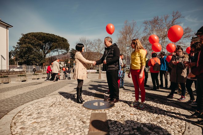 Lani sta si rdeča balona predala župana (avstrijske) Radgone in Gornje Radgone. FOTO: Zavod 13