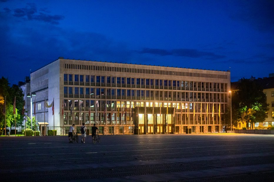 Fotografija: Specializirana knjižnica deluje v istih prostorih parlamentarne zgradbe že od leta 1963.  FOTO: Voranc Vogel
