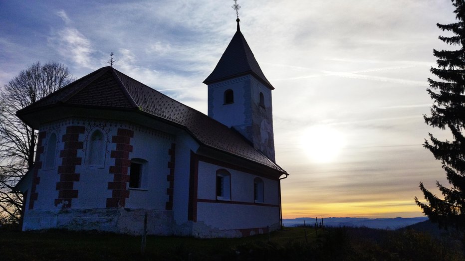 Fotografija: Svetemu Ahacu je posvečeno več cerkva, tudi ta nad vasjo Kališe v bližini prelaza Črnivec. FOTO: Janez Mihovec