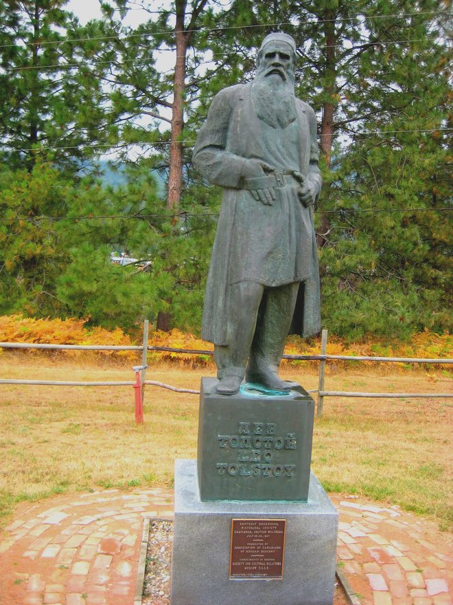 Duhoborci so Tolstoju v Castlegarju, kjer živi največja koncentracija ruskih verskih migrantov v Kanadi, v zahvalo za pomoč postavili spomenik. FOTO: CutOffTies/Wikimedia Commons CC BY-SA 3.0