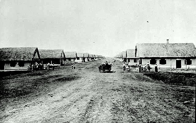 Tipična kolonija duhoborcev v Kanadi z začetka 20. stoletja FOTO: Kanadski zvezni arhiv/Wikimedia Commons – javna domena