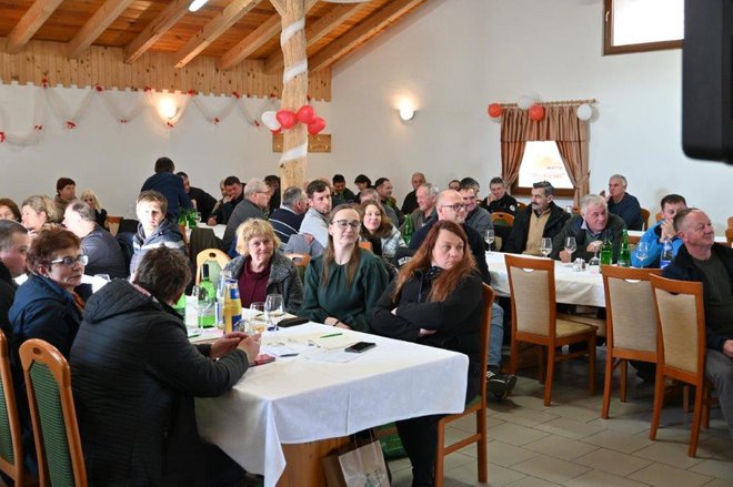 Občnega zbora Rejskega društva za lisasto pasmo Gornja Radgona se je udeležilo veliko članov in gostov. FOTO: Ludvik Kramberger