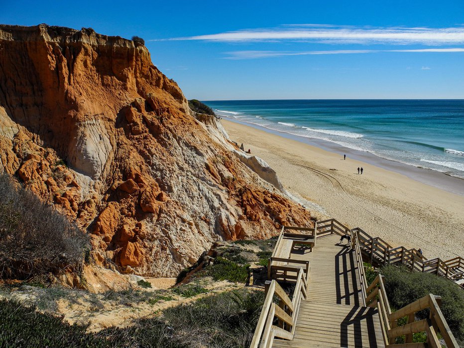 Fotografija: Praia da Falésia je na jugu Portugalske, v regiji Algarve. FOTO: Teddiviscious/Getty Images