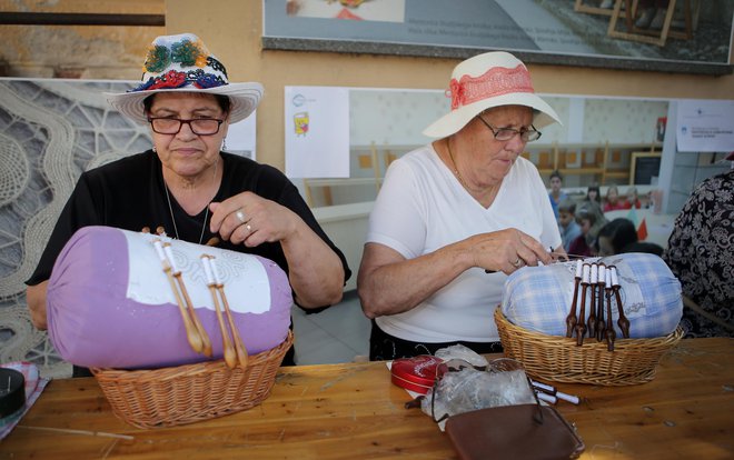 Vsako leto v Idriji poteka Festival čipke.  FOTO: Jože Suhadolnik