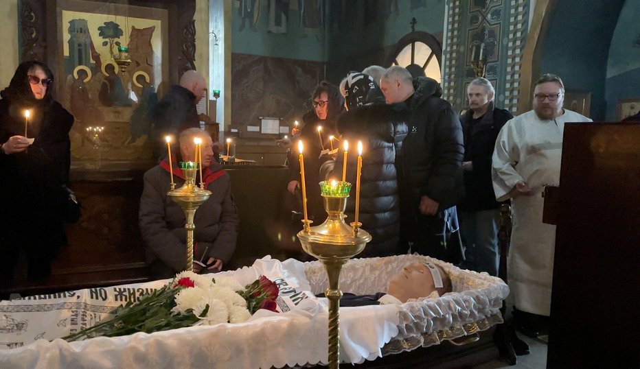 Fotografija: Pogrebna slovesnost je potekala v pravoslavni cerkvi. FOTO: Stringer Reuters