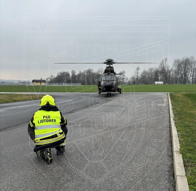 Fotografija: Helikopter je obolelo osebo odpeljal v UKC Maribor. FOTO: Pgd Ljutomer