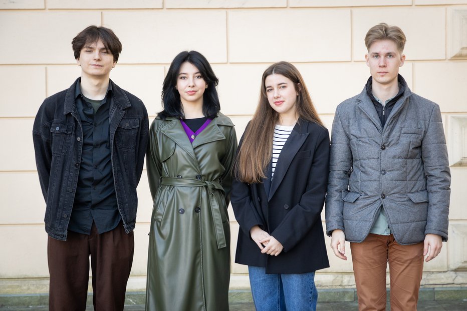 Fotografija: Mladi glasbeniki Nikita Bolšakov, Marina Dolibec, Bohdana Kovtun in Mihajlo Gorjainov so v Slovenijo prispeli na začetku marca pred dvema letoma. FOTO: Voranc Vogel