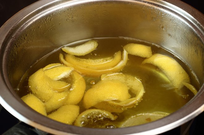 Za prijeten vonj poskrbita limonina lupina in rožmarin. FOTO: Getty Images