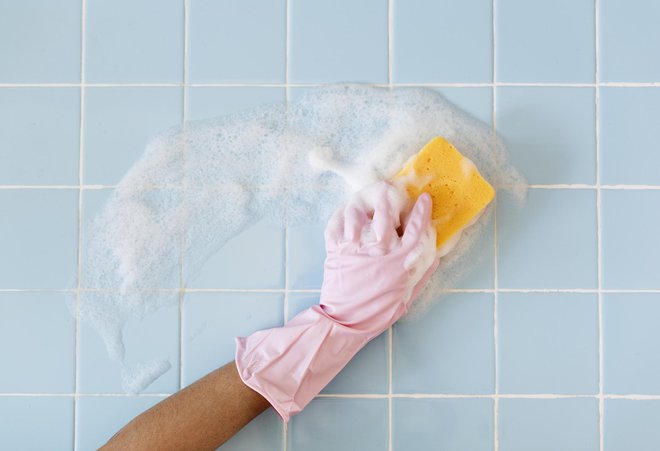 Pri gospodinjskih opravilih uporabljamo rokavice. FOTO: Rawpixel/Getty Images