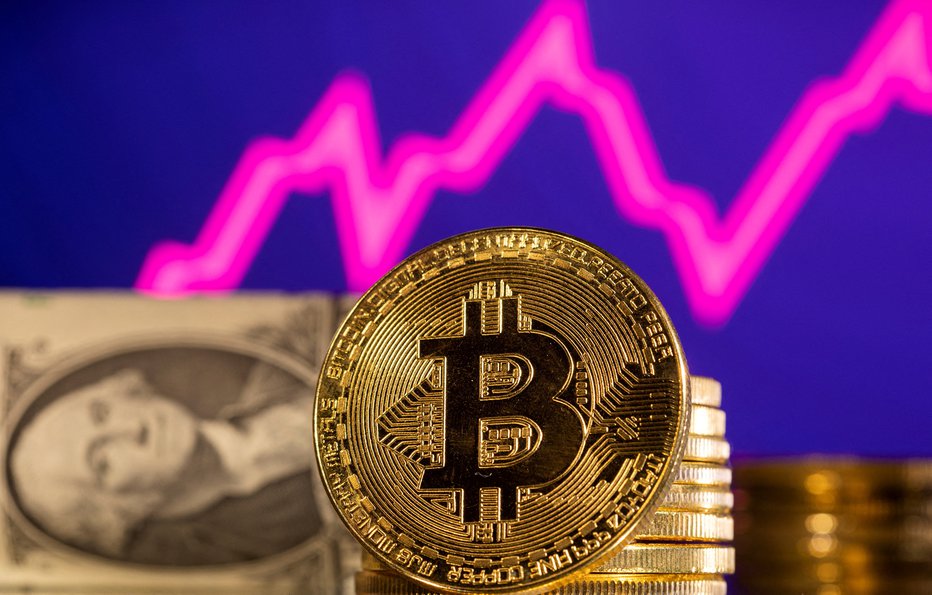 Fotografija: FILE PHOTO: A representation of bitcoin is seen in front of a stock graph and U.S. dollar in this illustration taken, January 24, 2022. REUTERS/Dado Ruvic/File Photo FOTO: Dado Ruvic Reuters