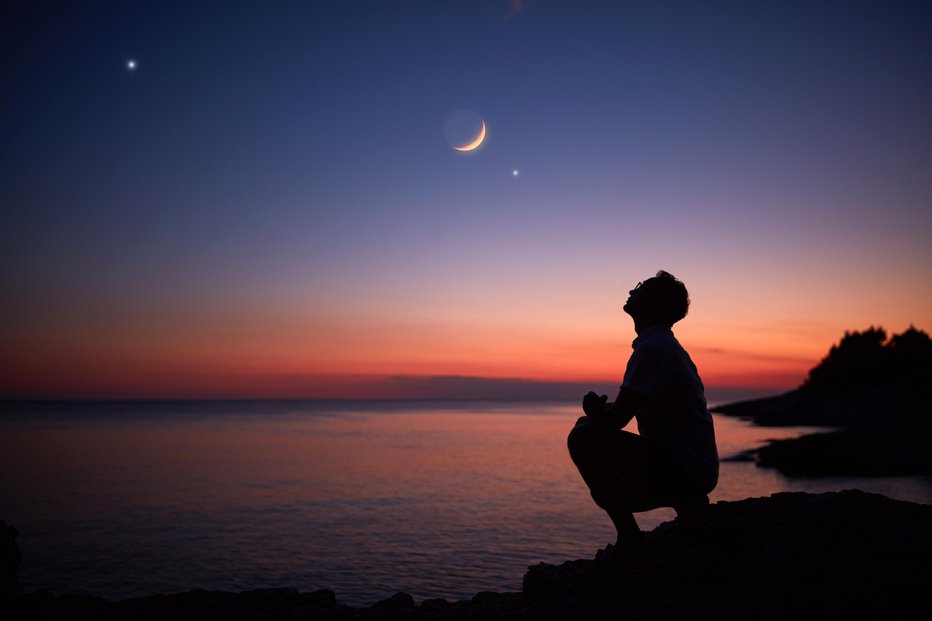Fotografija: O luni razmišljajte kot o osupljivi stvari, ki je še nikoli niste tako pozorno opazovali. FOTO: M-gucci/Getty Images