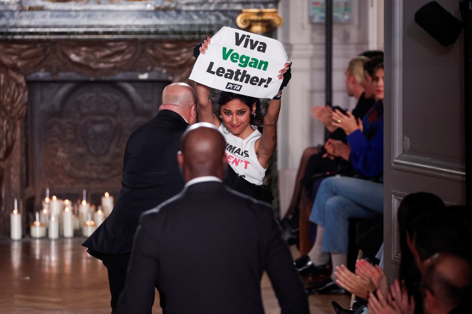 Fotografija: Aktivisti so pozivali k uporabi veganskega usnja. FOTO: Gonzalo Fuentes/Reuters