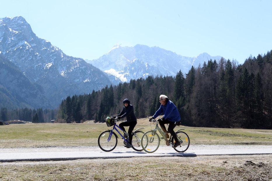 Fotografija: Za zdravo telo v naravo, tudi s kolesom. Foto: Dejan Javornik