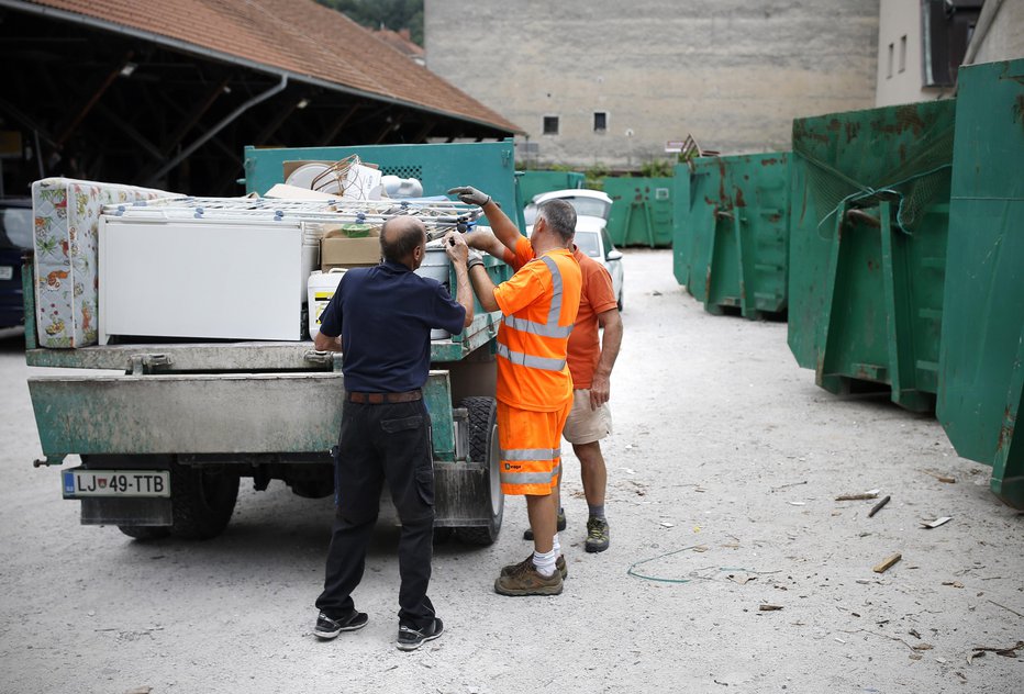 Fotografija: V zbirni center odpeljemo nevarne in kosovne odpadke. FOTO: Blaž Samec