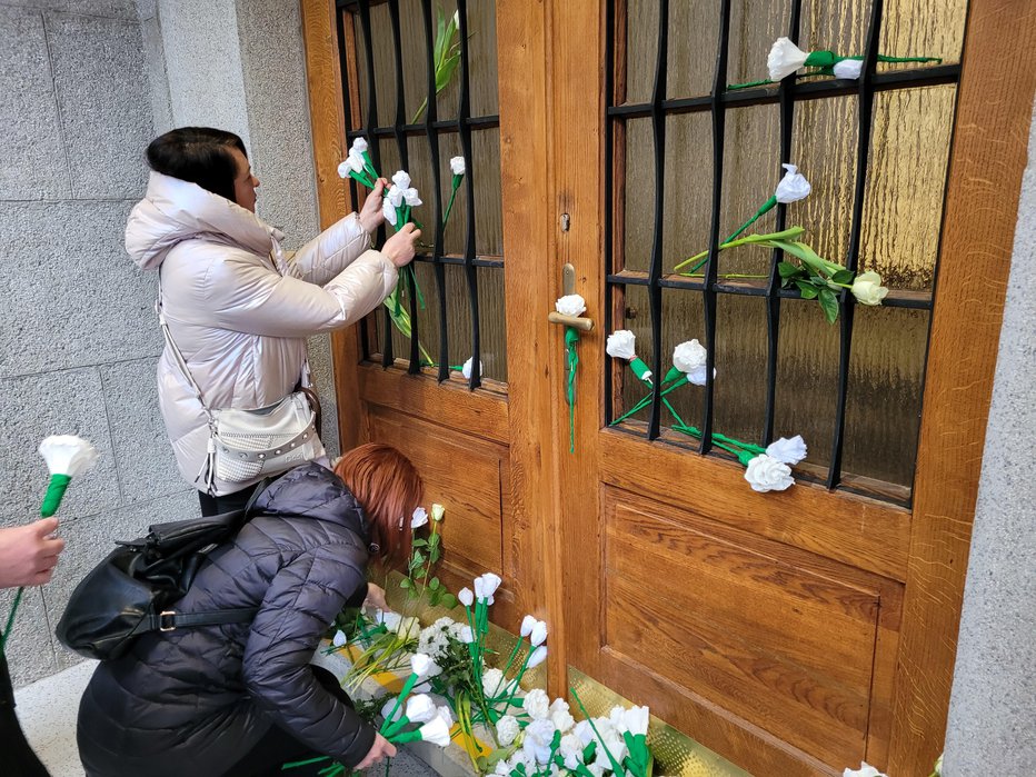 Fotografija: Nastajajoči zavod Bela roža je na Jesenicah, kjer jih je nedavno pretresel primer nekdanjega šolskega ravnatelja, pripravil shod proti spolnim zlorabam otrok. FOTO: Tina Horvat 
