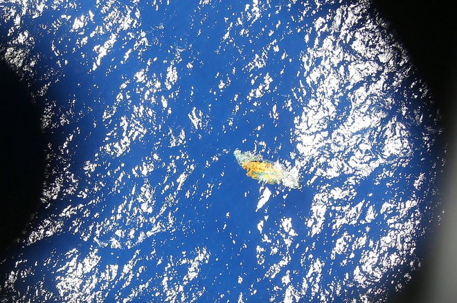 V Indijskem oceanu so konec marca 2014 opazili nekaj, podobnega razbitinam, a je preiskava pokazala, da ne pripadajo pogrešanemu letalu. FOTO: Rob Griffith/Afp