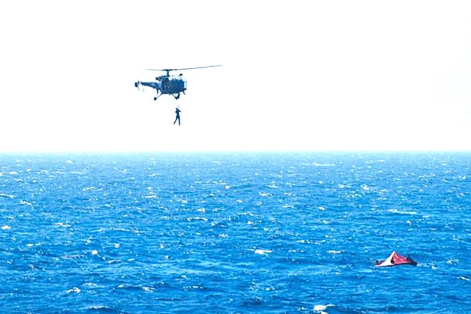 Člane posadke so s helikopterjem reševali iz morja. FOTO: AFP