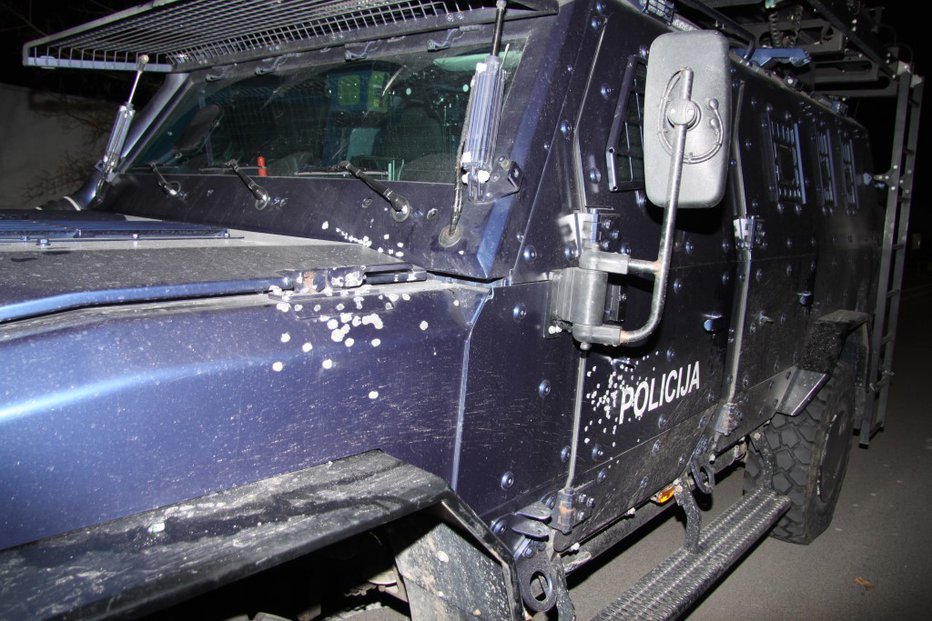 Fotografija: Poškodovano specialno vozilo policije FOTO: PU Novo mesto