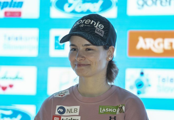 Nika Križnar po zmagi v Lahtiju dobro razpoložena pričakuje norveško turnejo. FOTO: Jože Suhadolnik