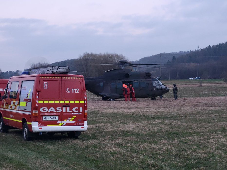 Fotografija: Nesrečnega fantka so s helikopterjem Slovenske vojske prepeljali v mariborski klinični center. FOTO: Oste Bakal
