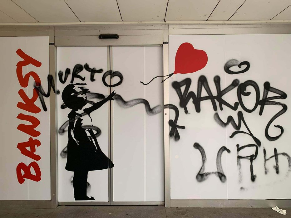 Fotografija: Nekreativni grafitarji so onečastili izložbo Banksyjeve razstave v Ljubljani. FOTO: arhiv Galerije