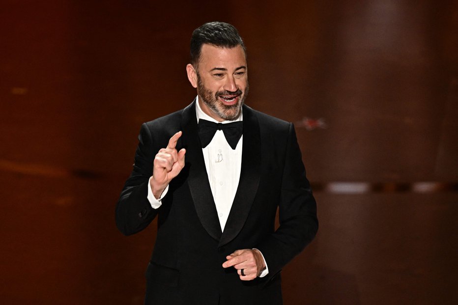 Fotografija: Tudi letos je prireditev povezoval politično korektni komik Jimmy Kimmel, ki velja za varno izbiro. FOTO: Patrick T. Fallon Afp