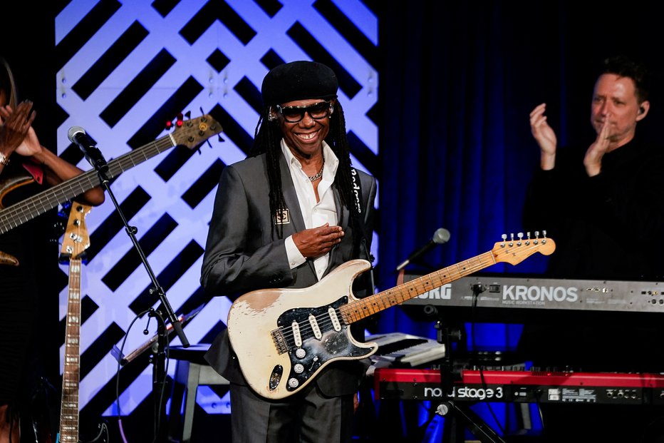 Fotografija: Nile Rodgers na lanski podelitvi grammyjev s svojo legendarno kitaro FOTO: Elizabeth Frantz/Reuters