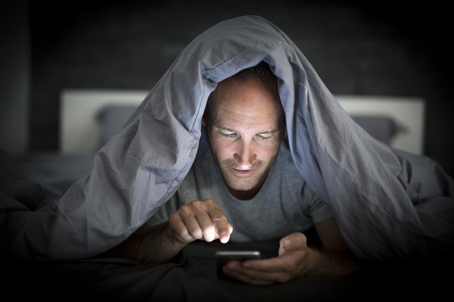Ponoči raje več časa spite, kot da brskate po mobilnem telefonu. FOTO: Lsophoto/Getty Images