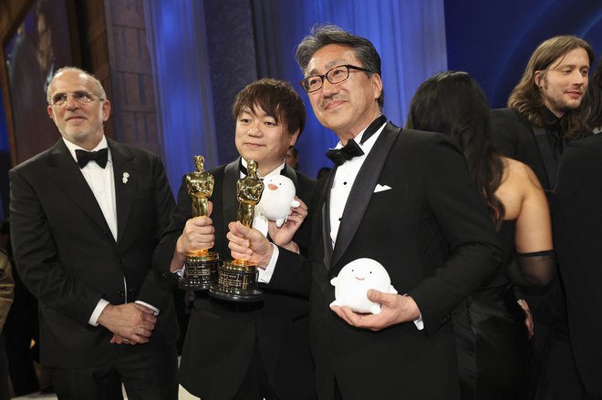 V imenu režiserja Hajaa Mijazakija in producenta Tošia Suzukija sta oskarja za Dečka in čapljo sprejela Kijofumi Nakadžima in Keniči Joda. FOTO: Mario Anzuoni/Reuters