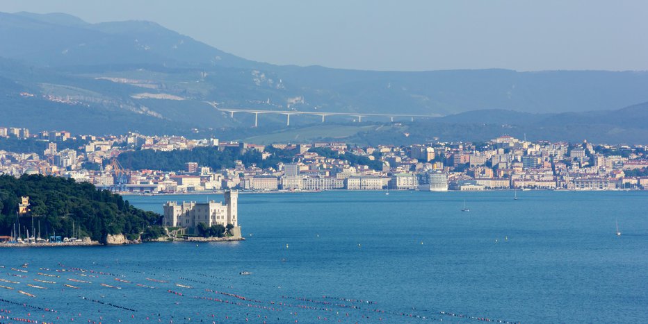 Fotografija: Castle of Miramare and the city of Trieste, Italy, in the background FOTO: Emmeci74/gettyimages